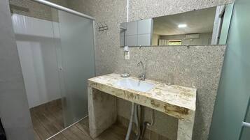 Quarto quádruplo básico, vista parcial para o lago | Banheiro | Chuveiro, toalhas de banho, sabonete, papel higiênico