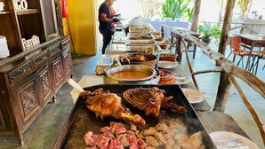 Un bufé con diferentes carnes y platillos.