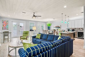 Smart-tv, tv-spel, bordsfotboll och ett bordtennisbord