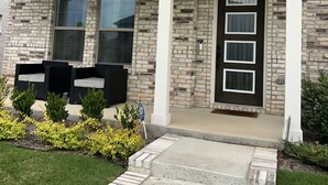 Unclassified image, 2 of 13, button - Charming 3 bedroom TH w/ WiFi, AC in lovely Crowley, near Fort Worth. (Crowley)