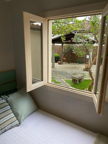 Cottage with private garden, air conditioning and barbecue. Pets are allowed.