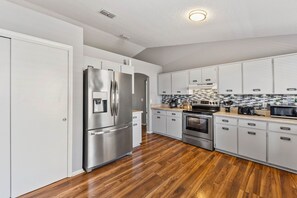 Refrigerador, microondas, horno y parrilla de estufa 