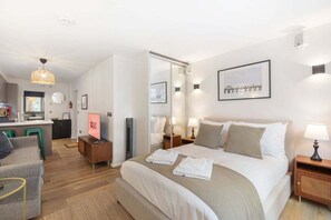 1 soverom, skrivebord, strykejern/-brett og internettilgang