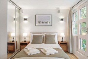 Escrivaninha, ferros/tábuas de passar roupa, acesso à internet