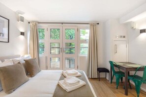 Desk, iron/ironing board, Internet, bed sheets