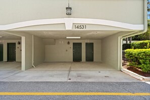 Ein Gebäude mit ebener Fassade, Nummer 14531, mit drei Türen und einer kleinen Leuchte über der mittleren Tür.
