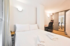 1 dormitorio, escritorio, tabla de planchar con plancha y Internet