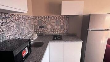 Kühlschrank, Mikrowelle, Ofen, Kochgeschirr/Geschirr/Besteck