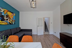 Apartment | Living area | Flat-screen TV