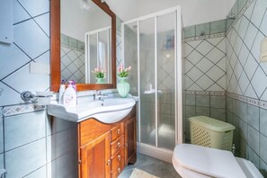 Apartment, 3 Bedrooms, Patio, City View | Bathroom