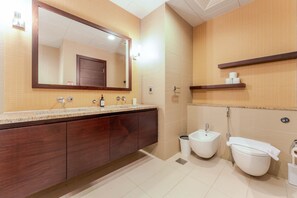 Haartrockner, Bidet, Handtücher, Seife