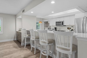 Fridge, microwave, oven, stovetop - Your Perfect Gulf-Front Island Getaway Awaits (Sanibel)