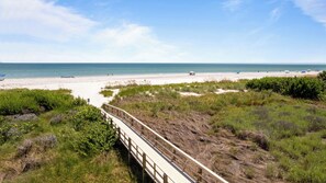 On the beach - Your Perfect Gulf-Front Island Getaway Awaits (Sanibel)