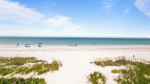 På stranden
