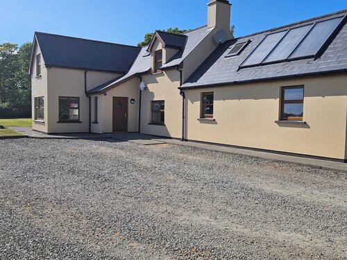 Beacon View House, 4-beds, Sleeps 8, Parking