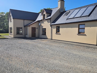 Beacon View House, 4-beds, Sleeps 8, Parking