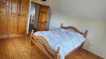 House | 4 bedrooms, iron/ironing board, free WiFi, bed sheets