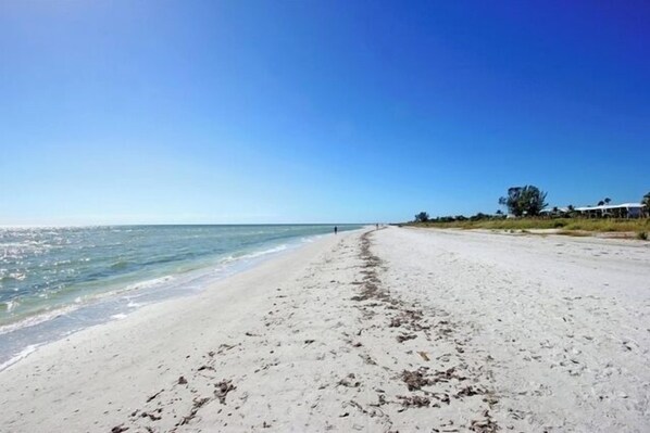 På stranden