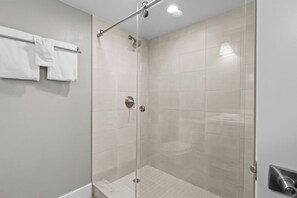 Douche, serviettes fournies