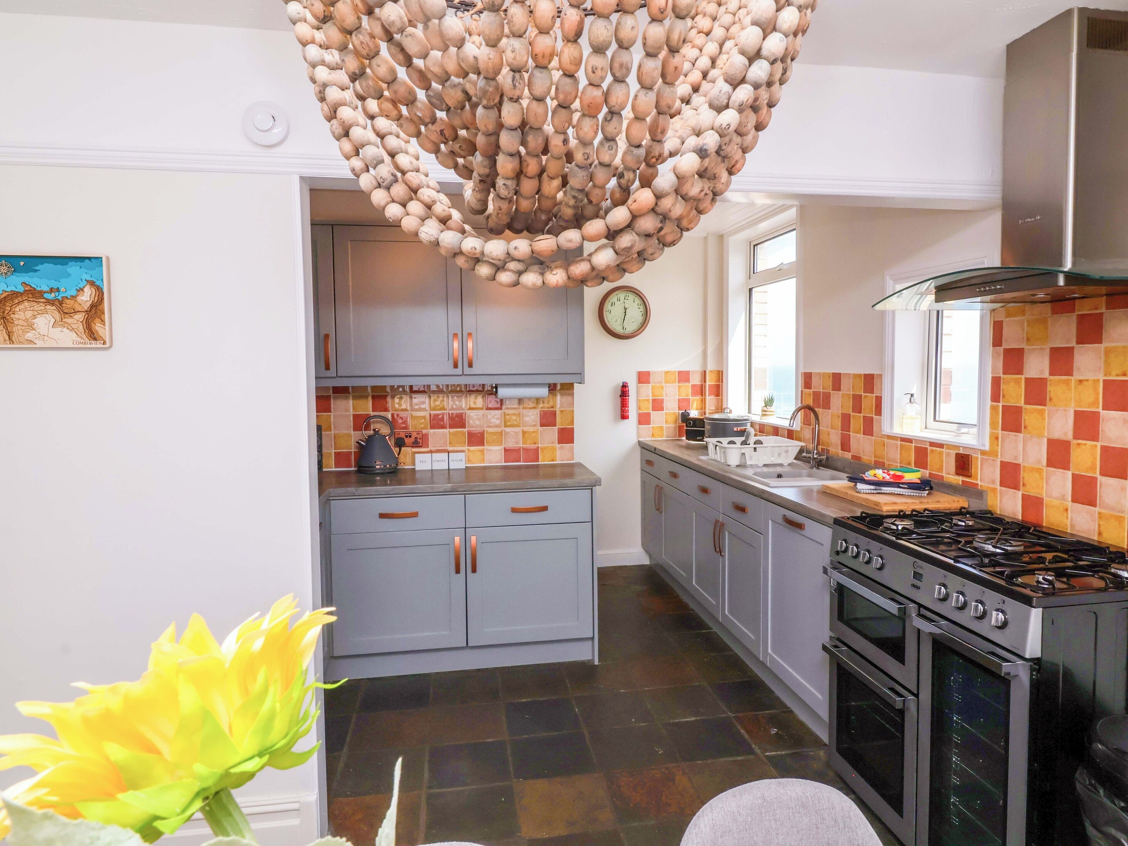 Cottage | Private kitchen | Dishwasher, cookware/dishes/utensils