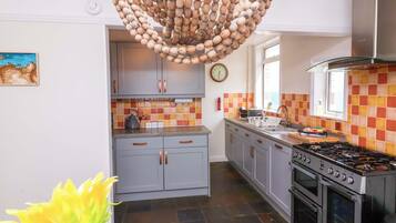 Cottage | Private kitchen | Dishwasher, cookware/dishes/utensils