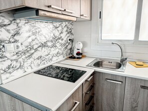 Microwave, stovetop, dishwasher - Comarruga center beach apartment, WI-Fi and parking, (Coma-ruga)