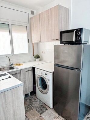 Microwave, stovetop, dishwasher - Comarruga center beach apartment, WI-Fi and parking, (Coma-ruga)
