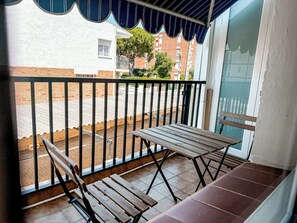 Outdoor dining - Comarruga center beach apartment, WI-Fi and parking, (Coma-ruga)