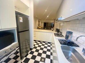 Refrigerador, microondas, horno y parrilla de estufa