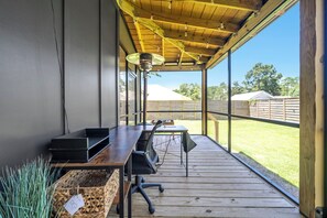 Outdoor dining - Modern 3-bedroom kid friendly house close to beach in Santa Rosa Beach (Santa Rosa Beach)