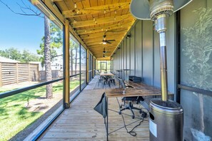 Outdoor dining - Modern 3-bedroom kid friendly house close to beach in Santa Rosa Beach (Santa Rosa Beach)