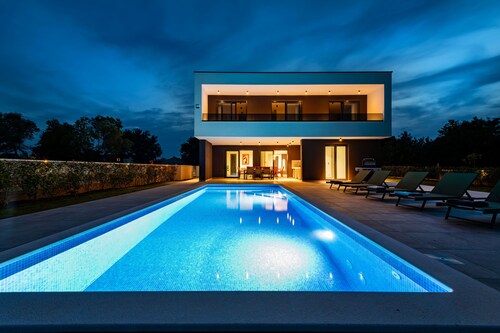 Neu! Luxuriöse Villa Alba, 4 Schlafzimmer für 8 personen, Privatpool, 2 km Meer
