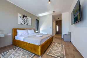 4 chambres, coffres-forts dans les chambres, fer et planche à repasser
