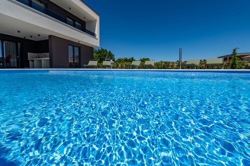 New! Luxury villa Alba, 4 bedrooms for 8 persons, private pool, 2 km sea