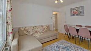 Apartment | Living area | Flat-screen TV