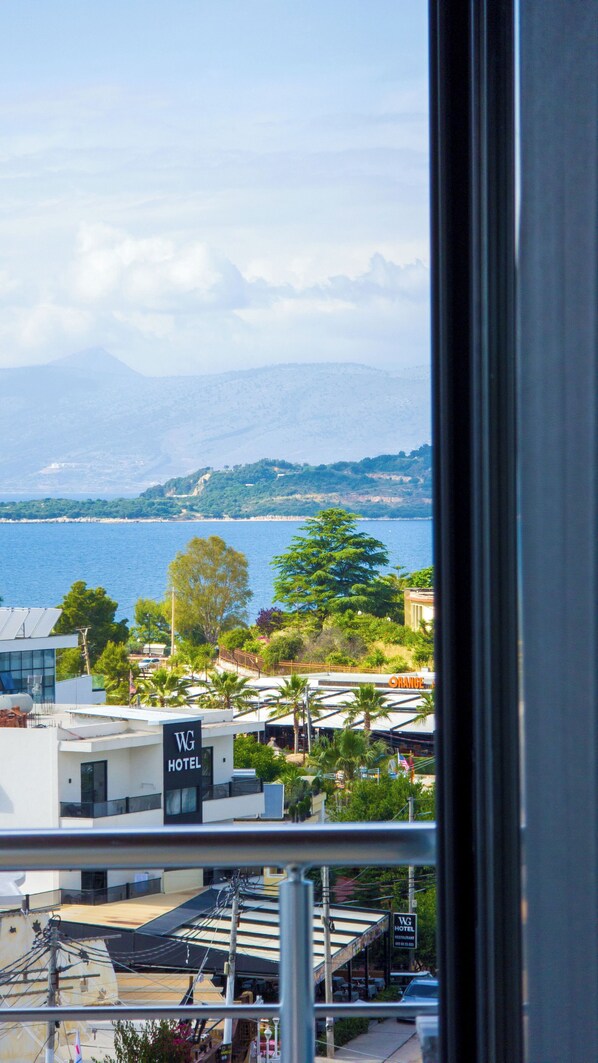 Deluxe Suite with Sea View | Balcony