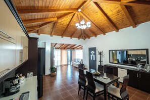 Suite Deluxe | Area soggiorno | Smart TV 32 pollici con canali satellitari