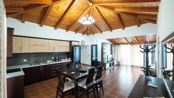 Suite Deluks | Area keluarga | Smart TV 32-inci dengan saluran TV satelit