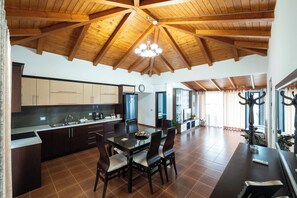 Deluxe Suite with Sea View | Living area | 32-inch Smart TV with satellite channels - Villa JIOTA (Ksamil)