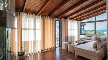 Suite Deluxe | Area soggiorno | Smart TV 32 pollici con canali satellitari