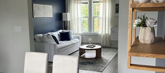 The White Lotus - Premium King Bed | 400mbs Wifi | 7-minDT | Work Station