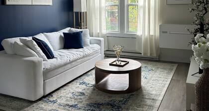 The White Lotus - Premium King Bed | 400mbs Wifi | 7-minDT | Work Station