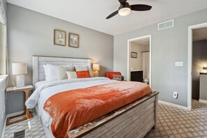 2 dormitorios, escritorio, tabla de planchar con plancha y cuna de viaje