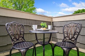 Outdoor dining - Parkside Retreat | 2 Suites, Office, Garage (Fort Collins)