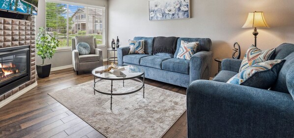 Una Smart TV, una chimenea, libros, una oficina