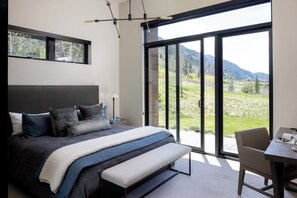 4 bedrooms, desk, iron/ironing board, WiFi