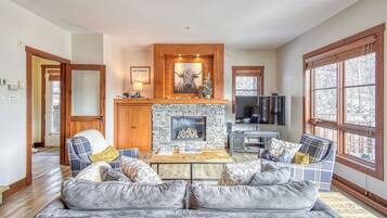 1520 Versant Soleil, Unit 12 | Living area