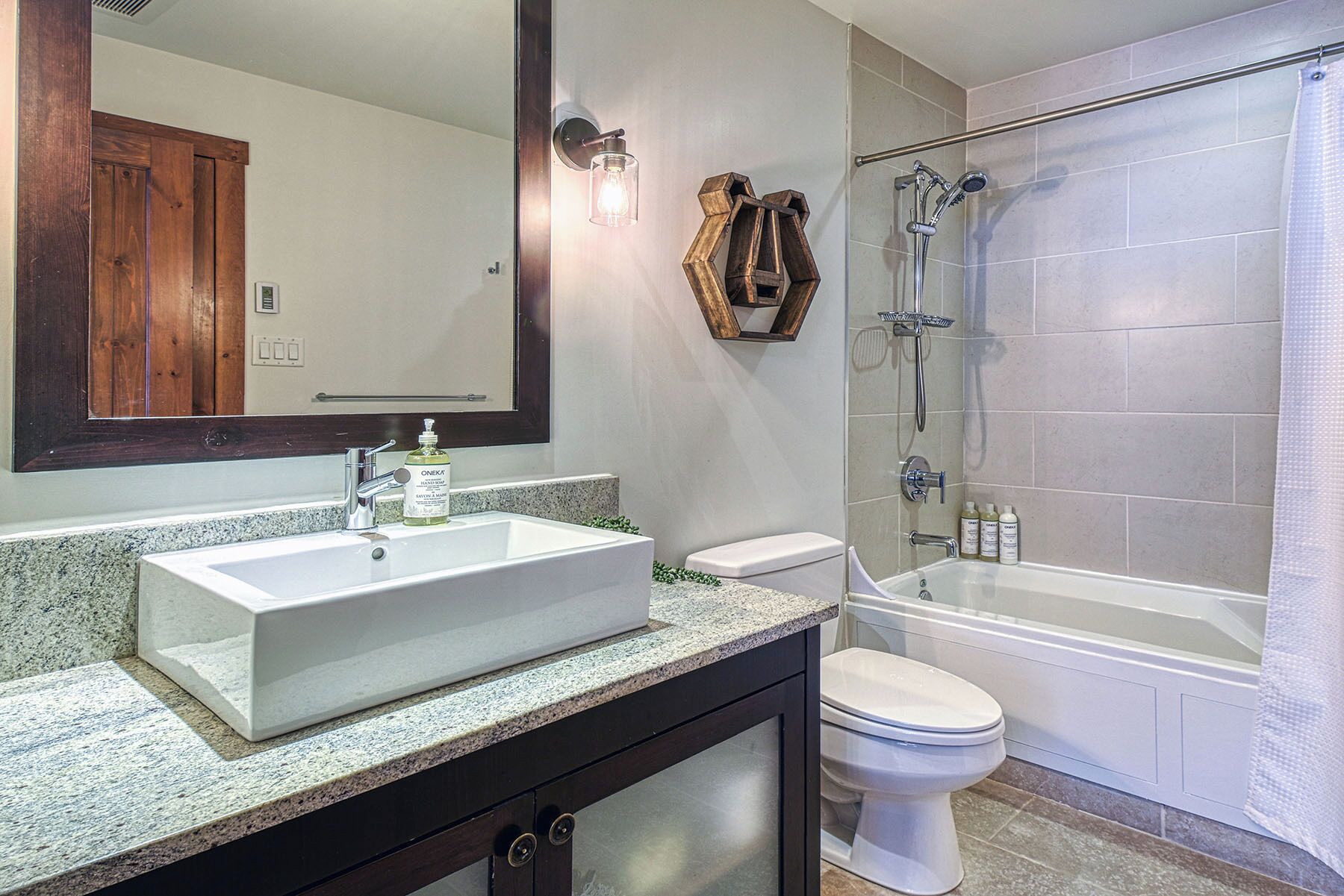 Kondominium Premium, balkon, pemandangan gunung | Kamar mandi | Perlengkapan mandi gratis, pengering rambut, handuk, dan sabun