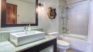 Kondominium Premium, balkon, pemandangan gunung | Kamar mandi | Perlengkapan mandi gratis, pengering rambut, handuk, dan sabun