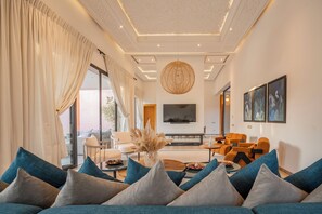 Smart TV, fireplace, video games, DVD player - Spacious 5-bedroom villa in beautiful Marrakesh with free breakfast (Marrakesh)